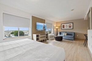 Ropa de cama de alta calidad y caja de seguridad en la habitación 