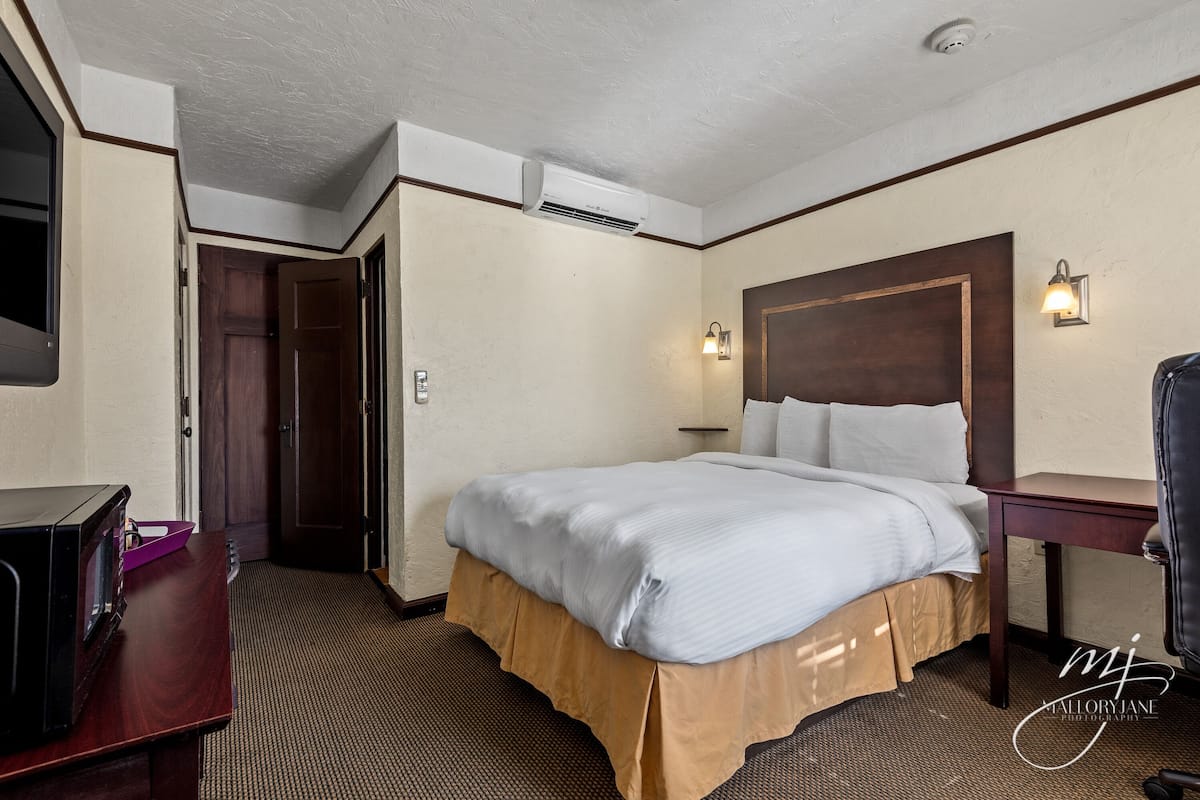 1 bedroom, pillow-top beds, iron/ironing board, free WiFi