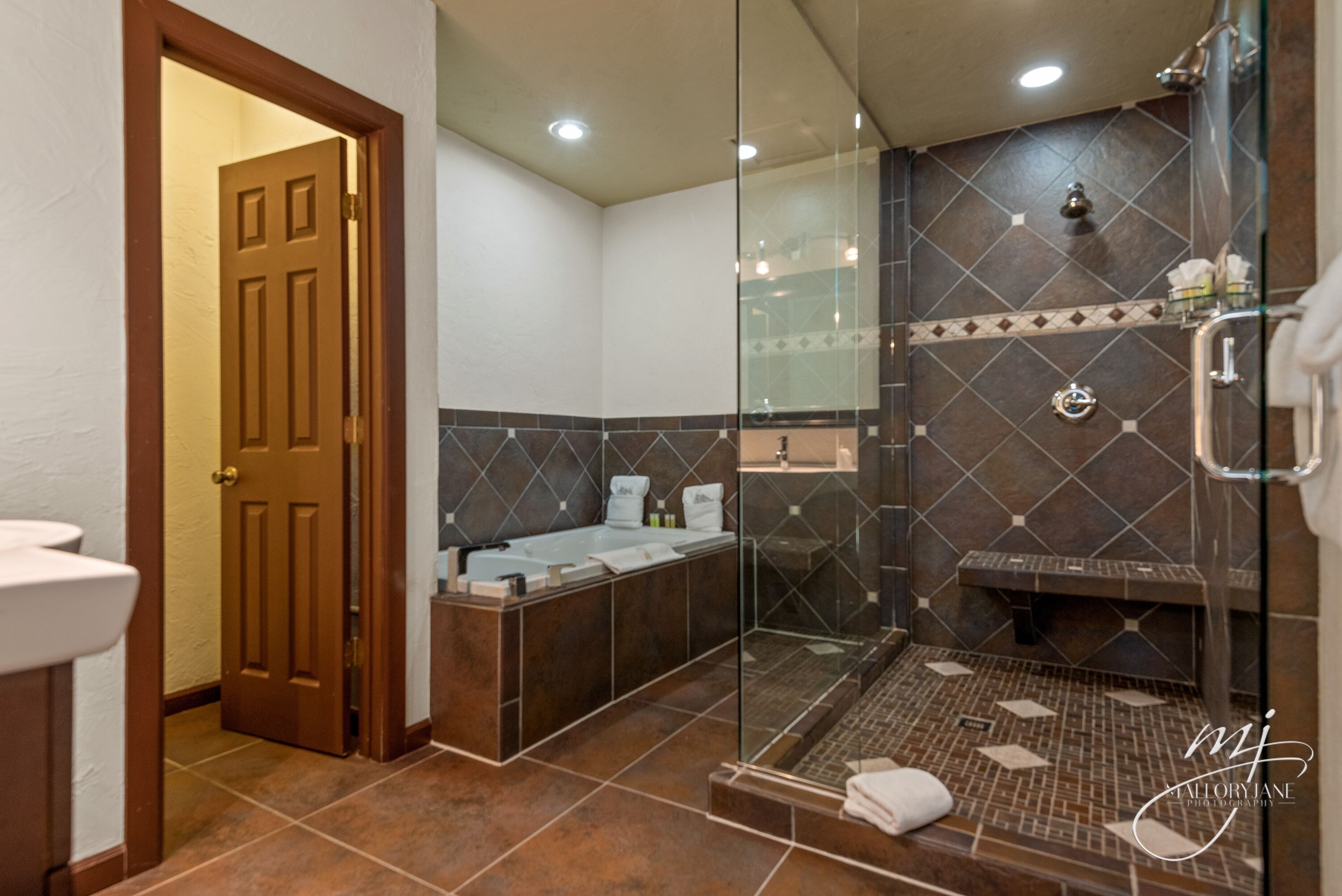 presidential | bathroom | combined shower/bathtub, free toiletries, hair dryer, towels