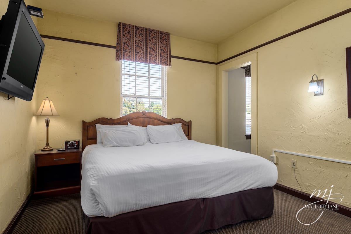 1 bedroom, pillow-top beds, iron/ironing board, free WiFi