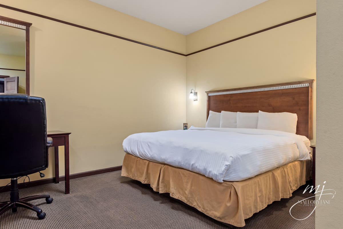 1 bedroom, pillow-top beds, iron/ironing board, free WiFi