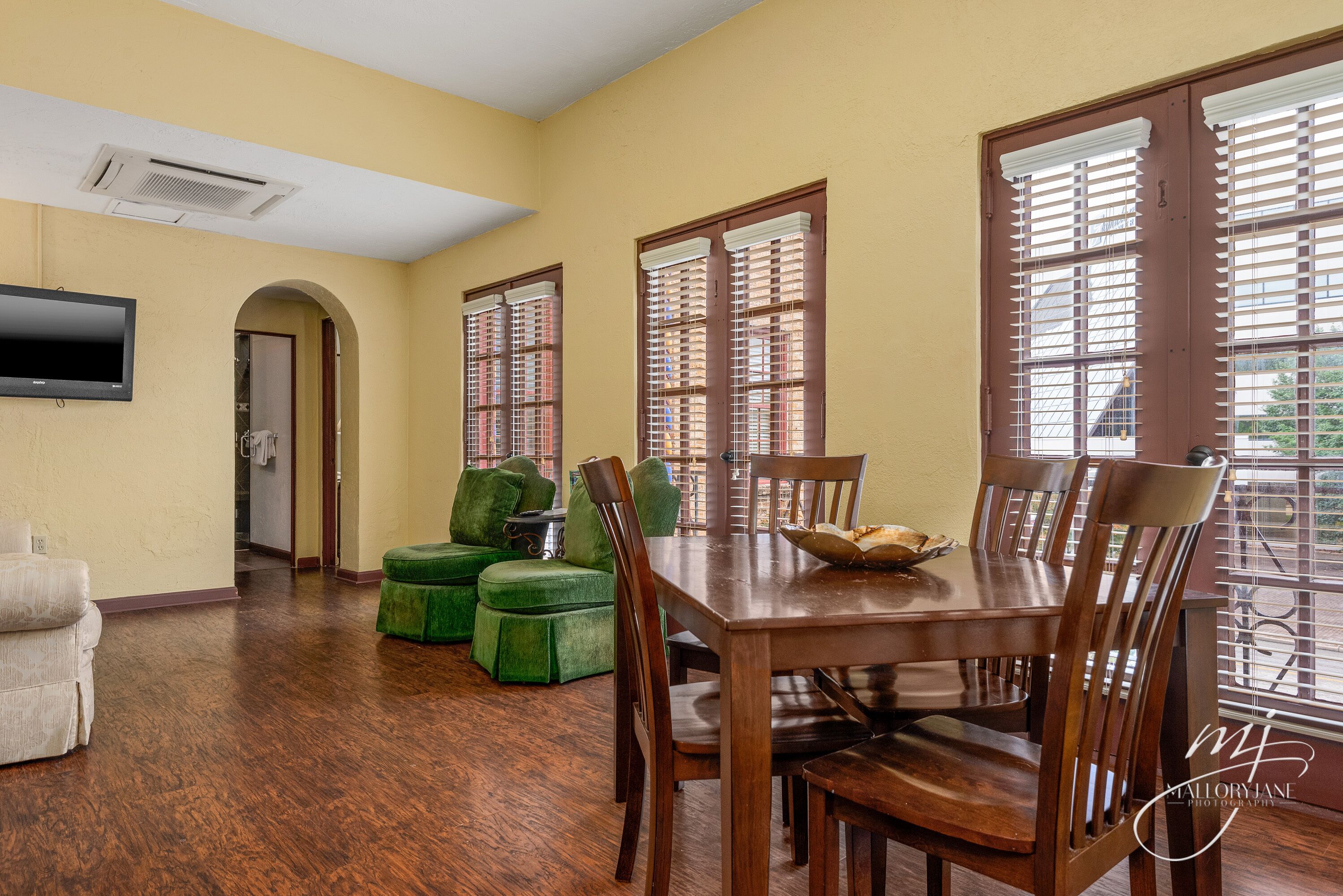 presidential | living area | lcd tv