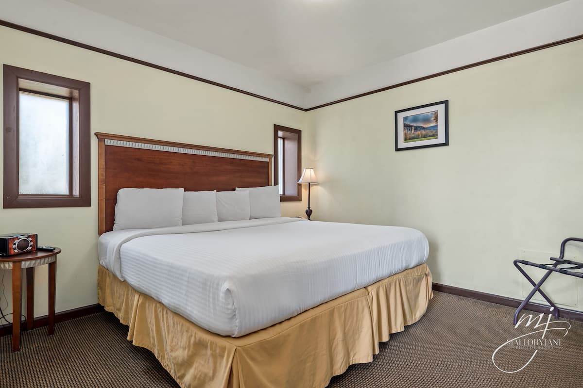 1 bedroom, pillow-top beds, iron/ironing board, free WiFi