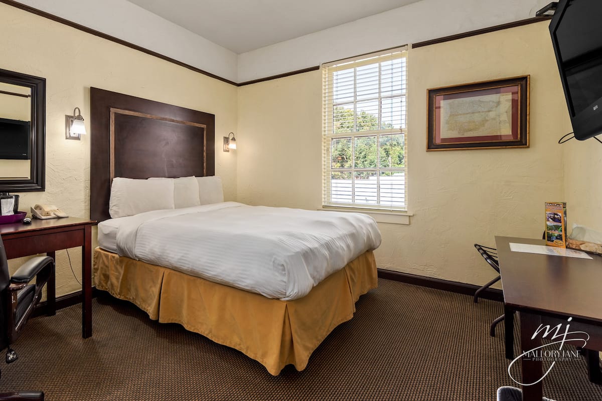 1 bedroom, pillow-top beds, iron/ironing board, free WiFi
