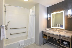 Kombination af bruser/badekar, gratis toiletartikler, hårtørrer