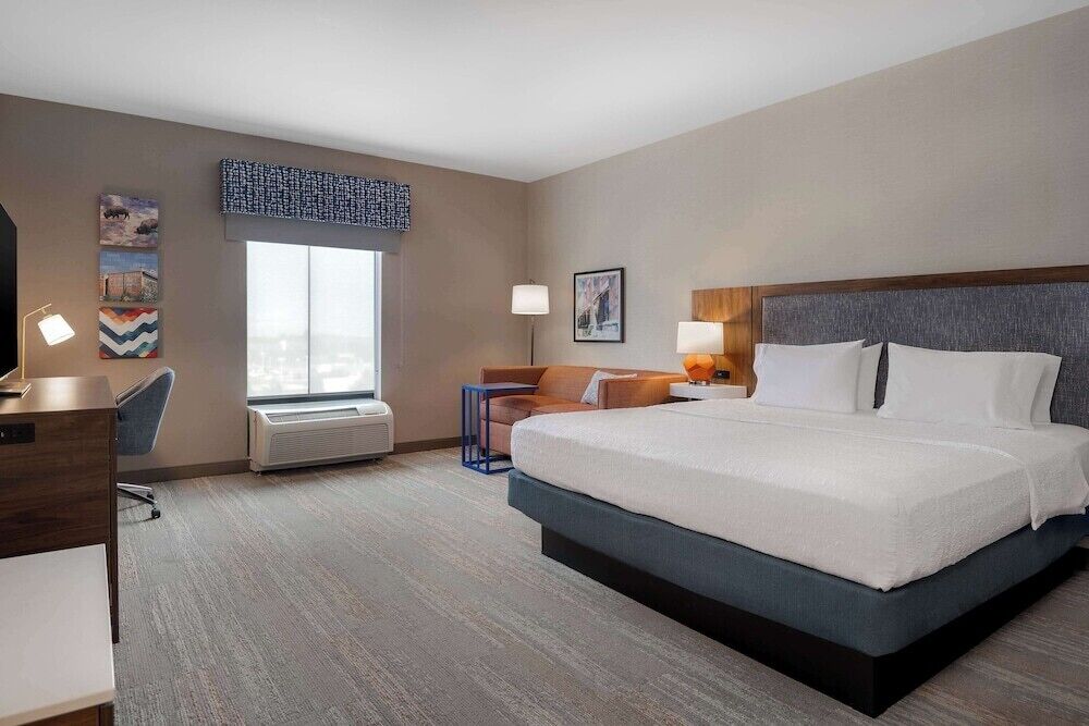 Escritorio, cortinas blackout y tabla de planchar con plancha 