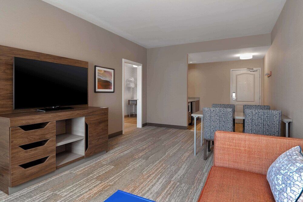 Área de sala de estar | Smart TV de 55 pulgadas con canales por cable y televisión 