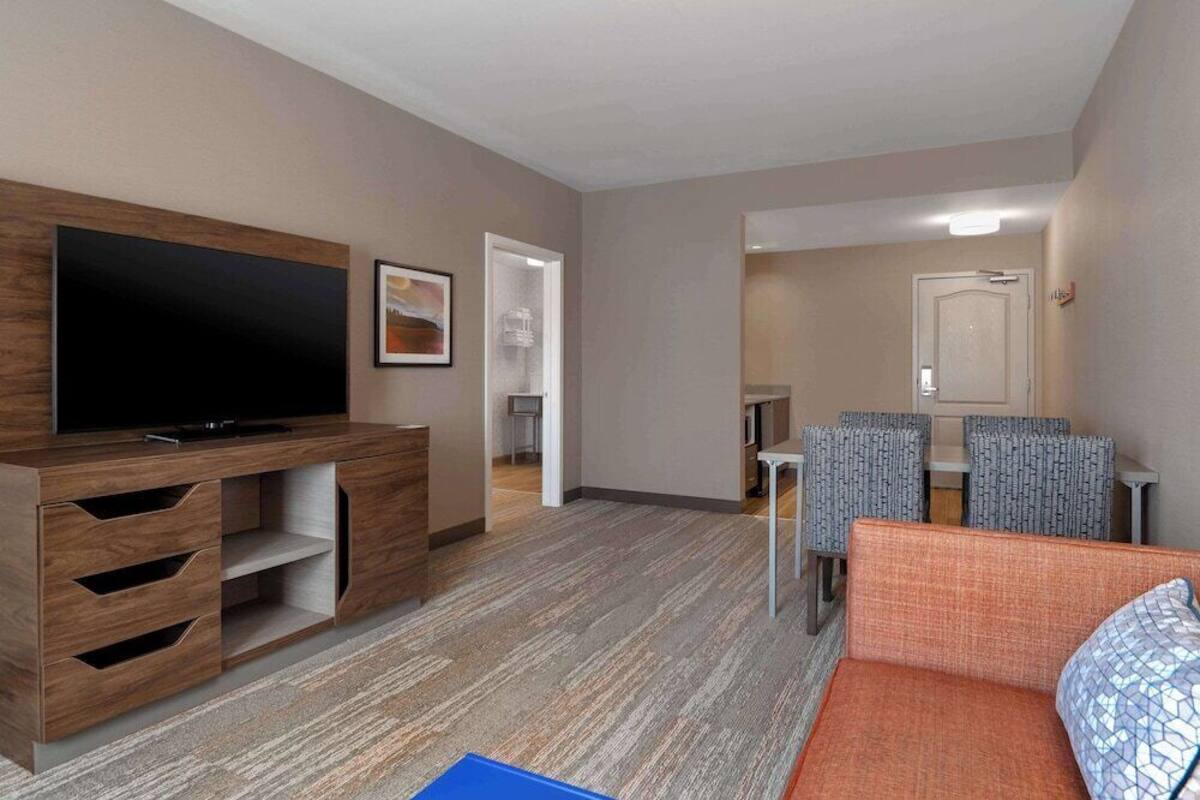Área de sala de estar | Smart TV de 55 pulgadas con canales por cable y televisión