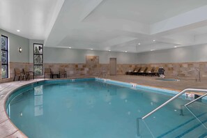 Piscine couverte, chaises longues