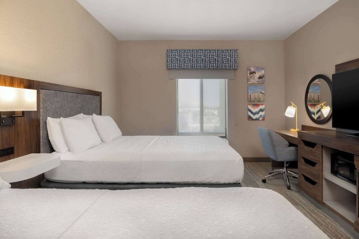 Escritorio, cortinas blackout y tabla de planchar con plancha