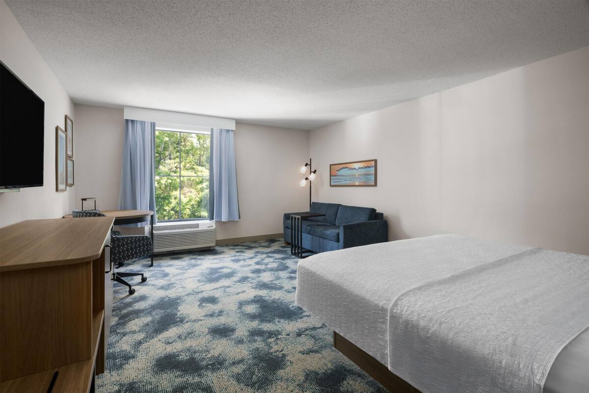 Room, 1 King Bed, Non Smoking | Living area | 32-inch LCD TV with satellite channels, TV