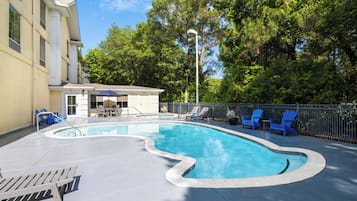 Outdoor pool, open 8 AM to 10:00 PM, pool loungers