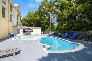 Outdoor pool, open 8 AM to 10:00 PM, sun loungers - Hampton Inn Murrells Inlet/Myrtle Beach Area (Murrells Inlet)