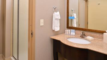 Habitación estándar | Baño | Tina con regadera, amenidades de baño gratuitas, secadora de cabello