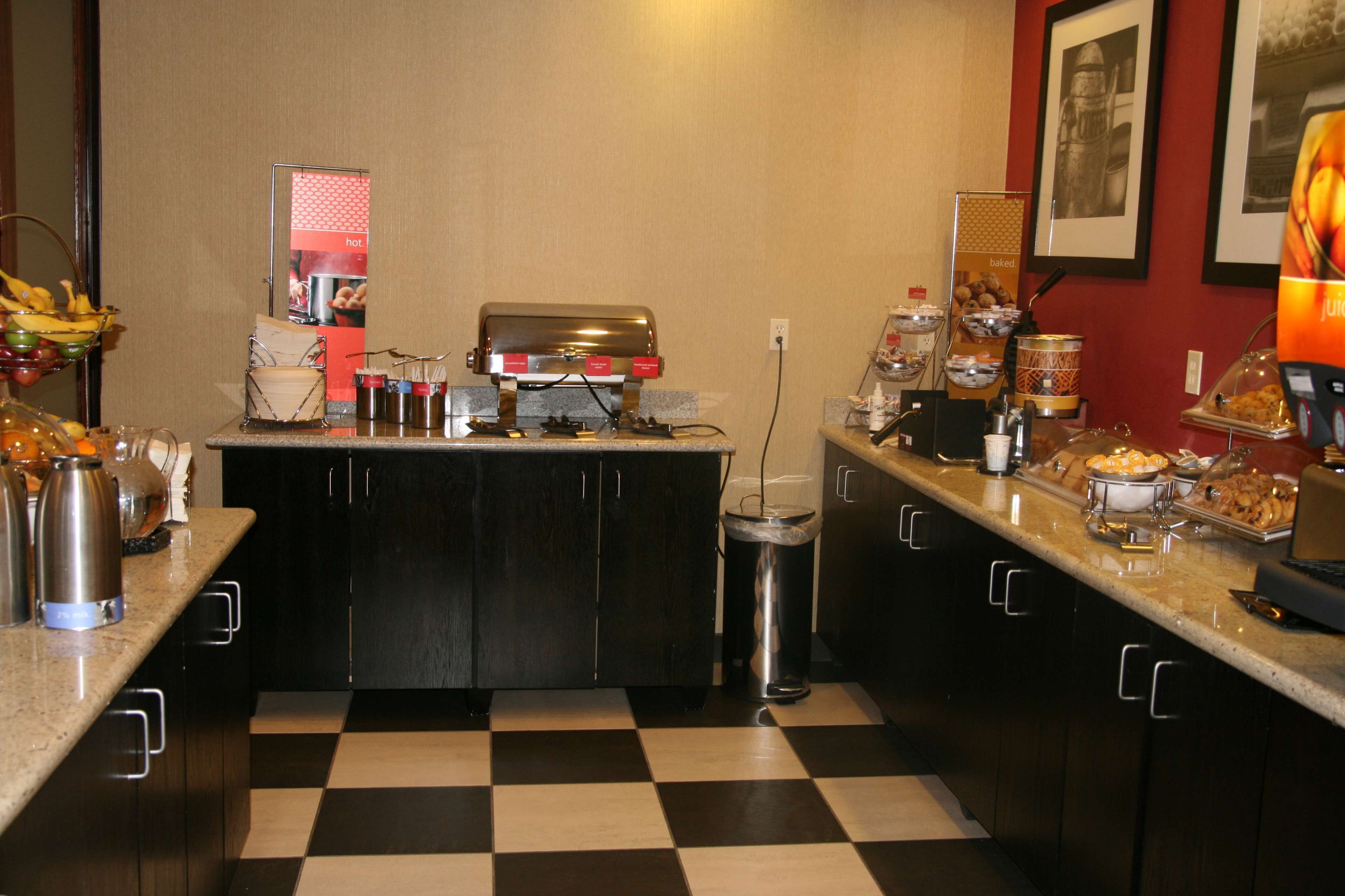 Un buffet proposant une variété de plats et une machine à café.
