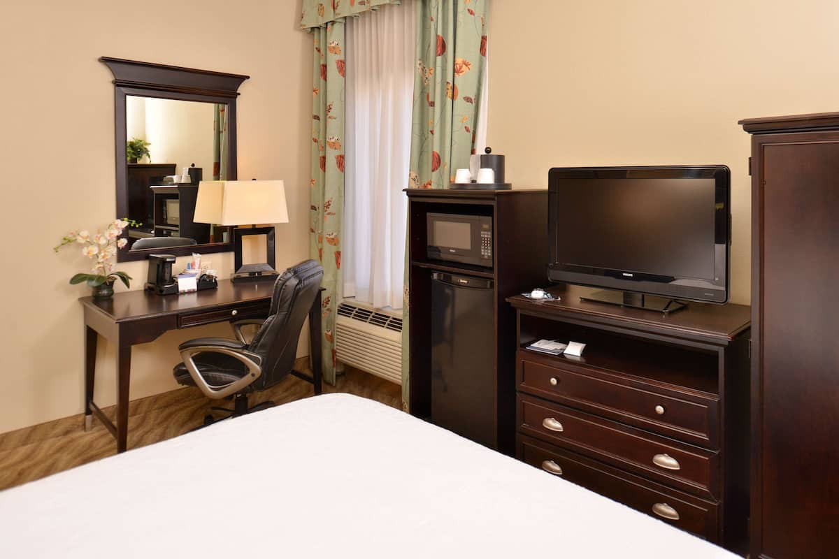 queen bed | in-room safe, iron/ironing board, free wifi, bed sheets