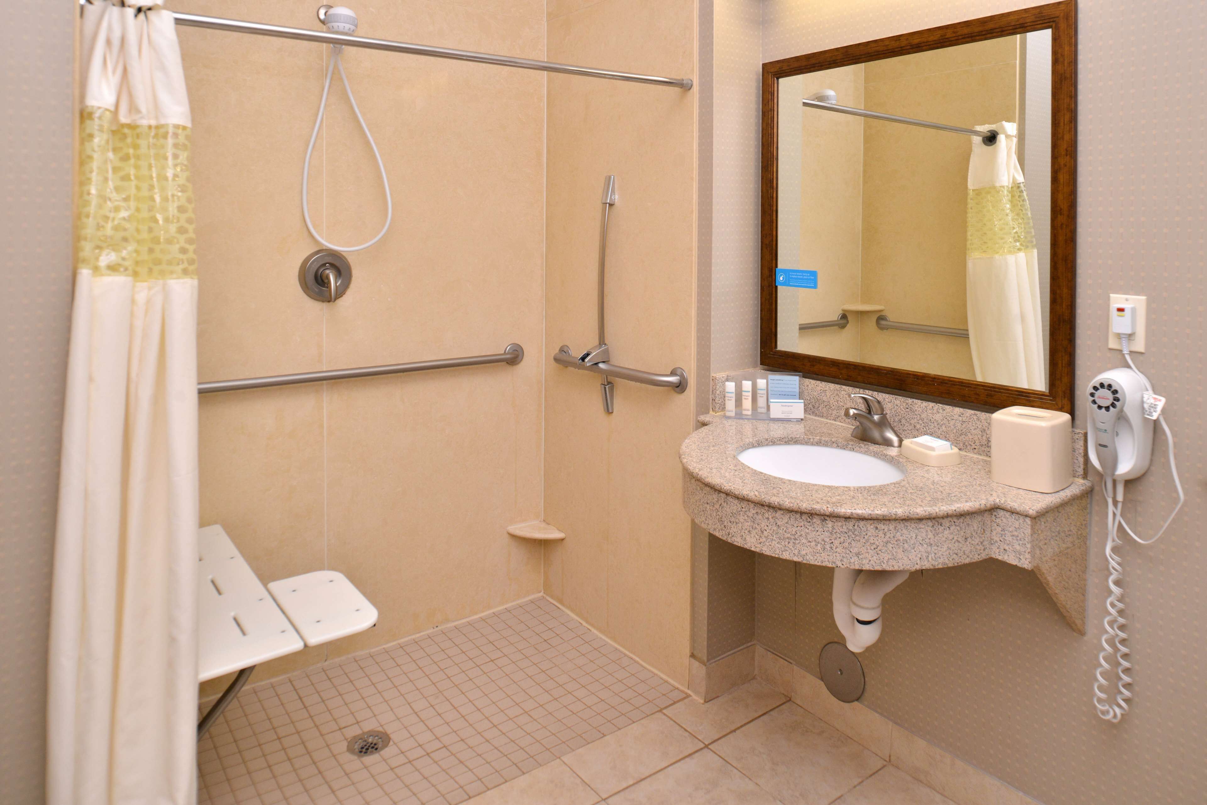 room, accessible, non smoking | bathroom | combined shower/bathtub, free toiletries, hair dryer, towels