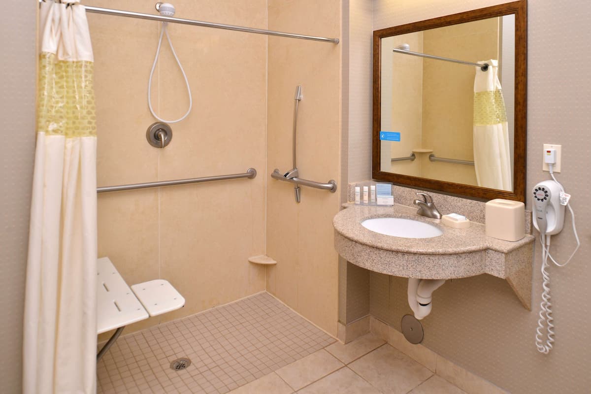 room, accessible, non smoking | bathroom | combined shower/bathtub, free toiletries, hair dryer, towels