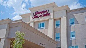 A hotel sign with the name 'Hampton Inn & Suites'. - Hampton Inn Van Horn (Van Horn)