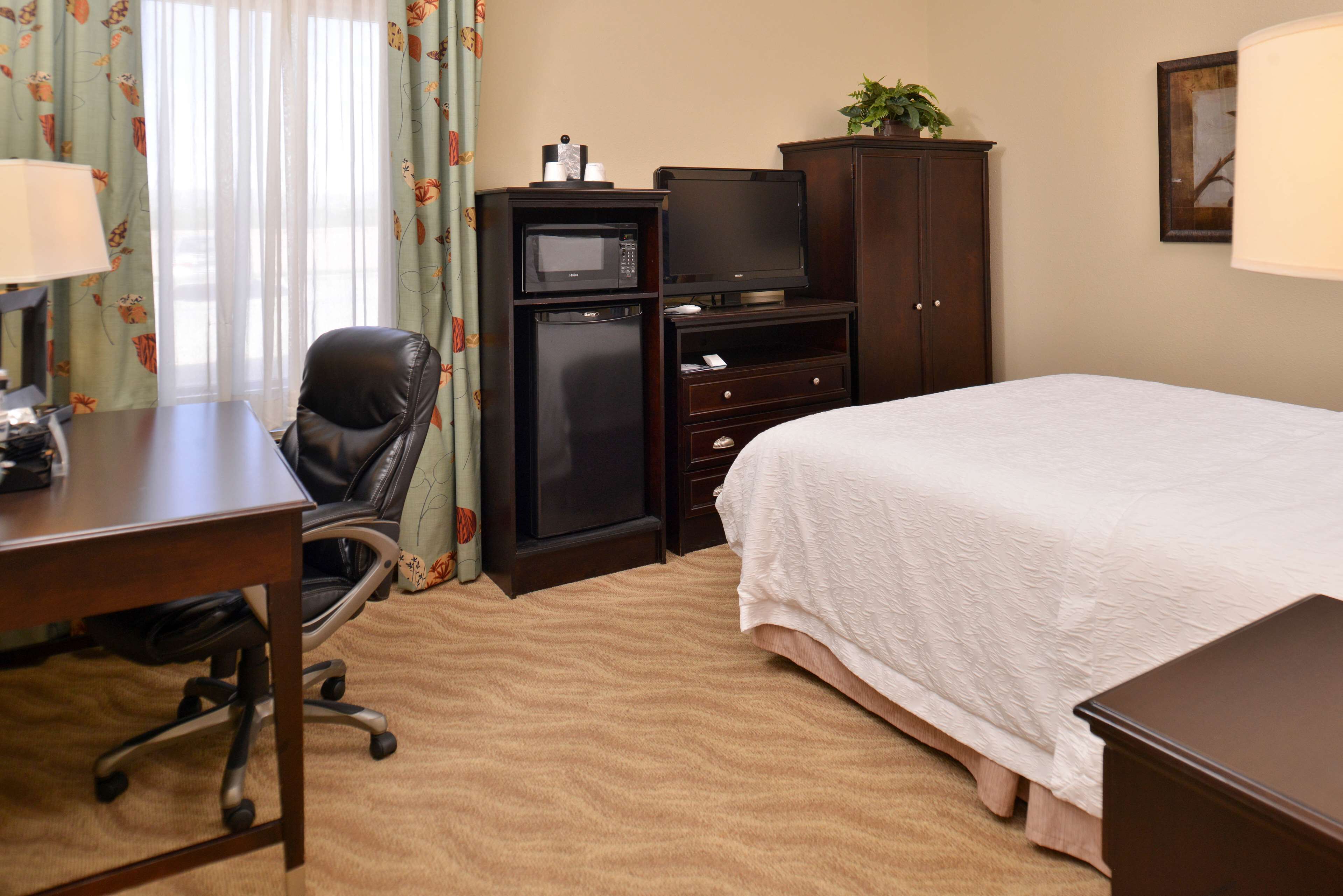 queen bed | in-room safe, iron/ironing board, free wifi, bed sheets