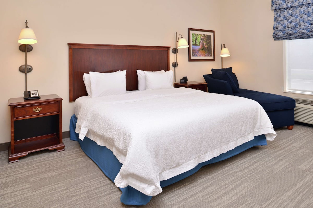 in-room safe, desk, laptop workspace, blackout curtains