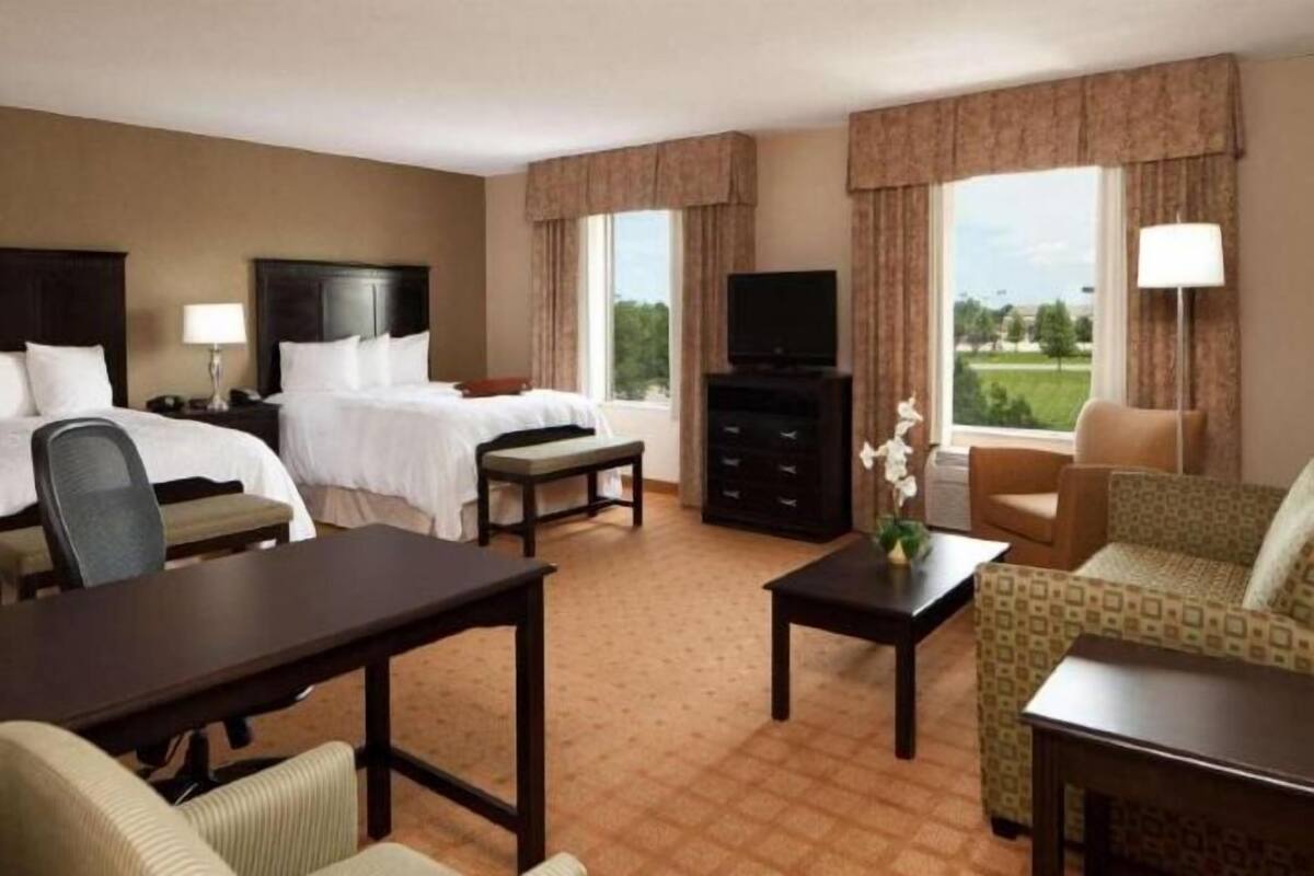 Seprai premium, brankas, tirai kedap cahaya, dan setrika/meja setrika