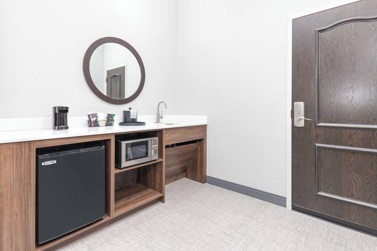 studio, accessible, non smoking | in-room safe, desk, laptop workspace, blackout curtains