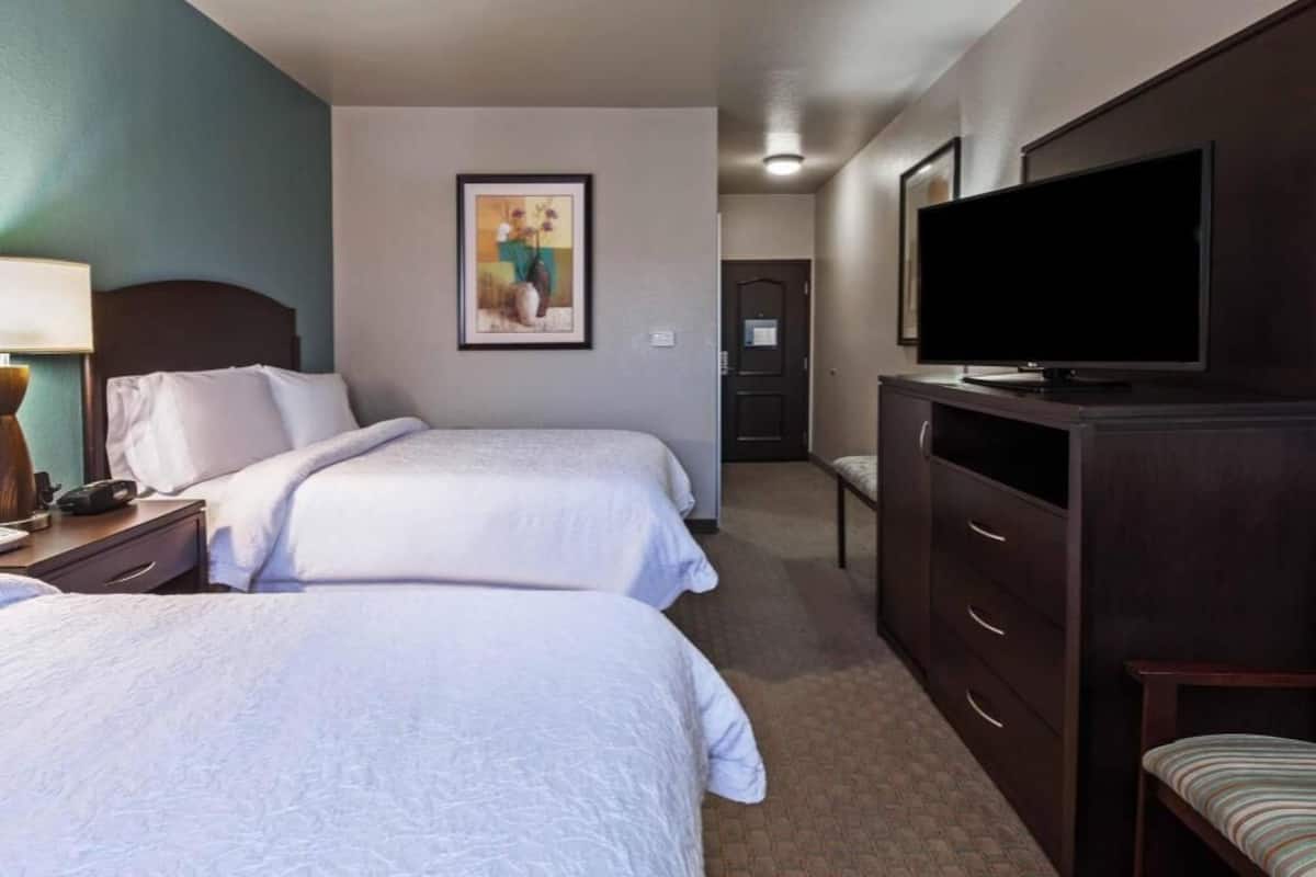 خزنة داخل الغرفة ومكتب ومساحة عمل للكمبيوتر المحمول وستائر تعتيم