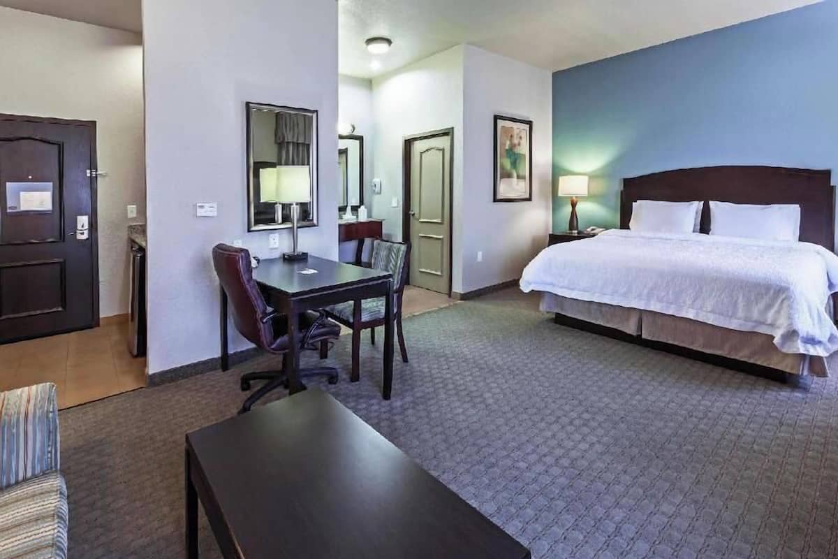 خزنة داخل الغرفة ومكتب ومساحة عمل للكمبيوتر المحمول وستائر تعتيم