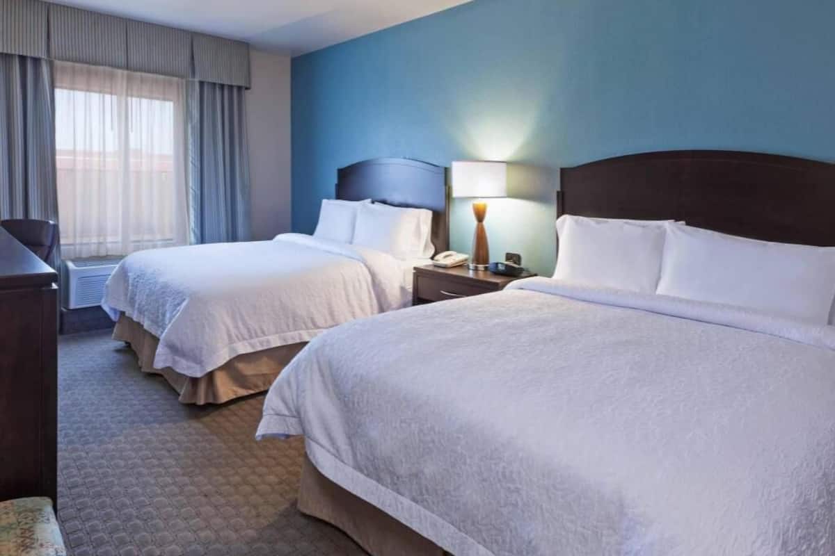 خزنة داخل الغرفة ومكتب ومساحة عمل للكمبيوتر المحمول وستائر تعتيم