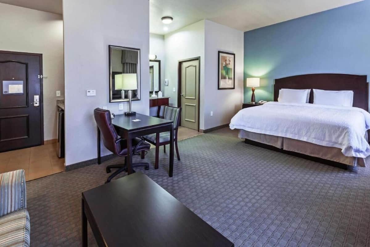 خزنة داخل الغرفة ومكتب ومساحة عمل للكمبيوتر المحمول وستائر تعتيم