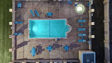 Alberca al aire libre y camastros