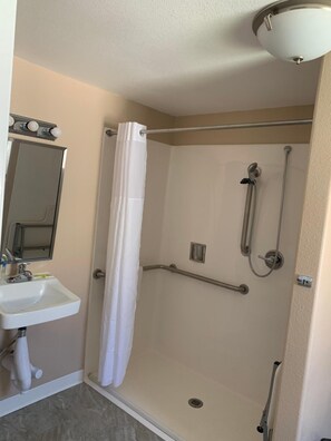 Combined shower/bathtub, free toiletries, hair dryer, towels - Beverly Lodge (South Lake Tahoe)