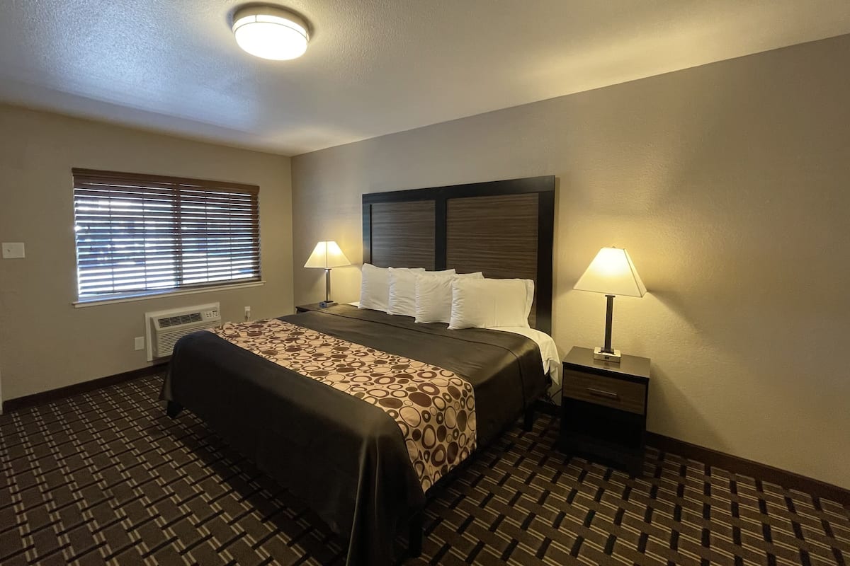 Standard Room | Desk, free WiFi, bed sheets