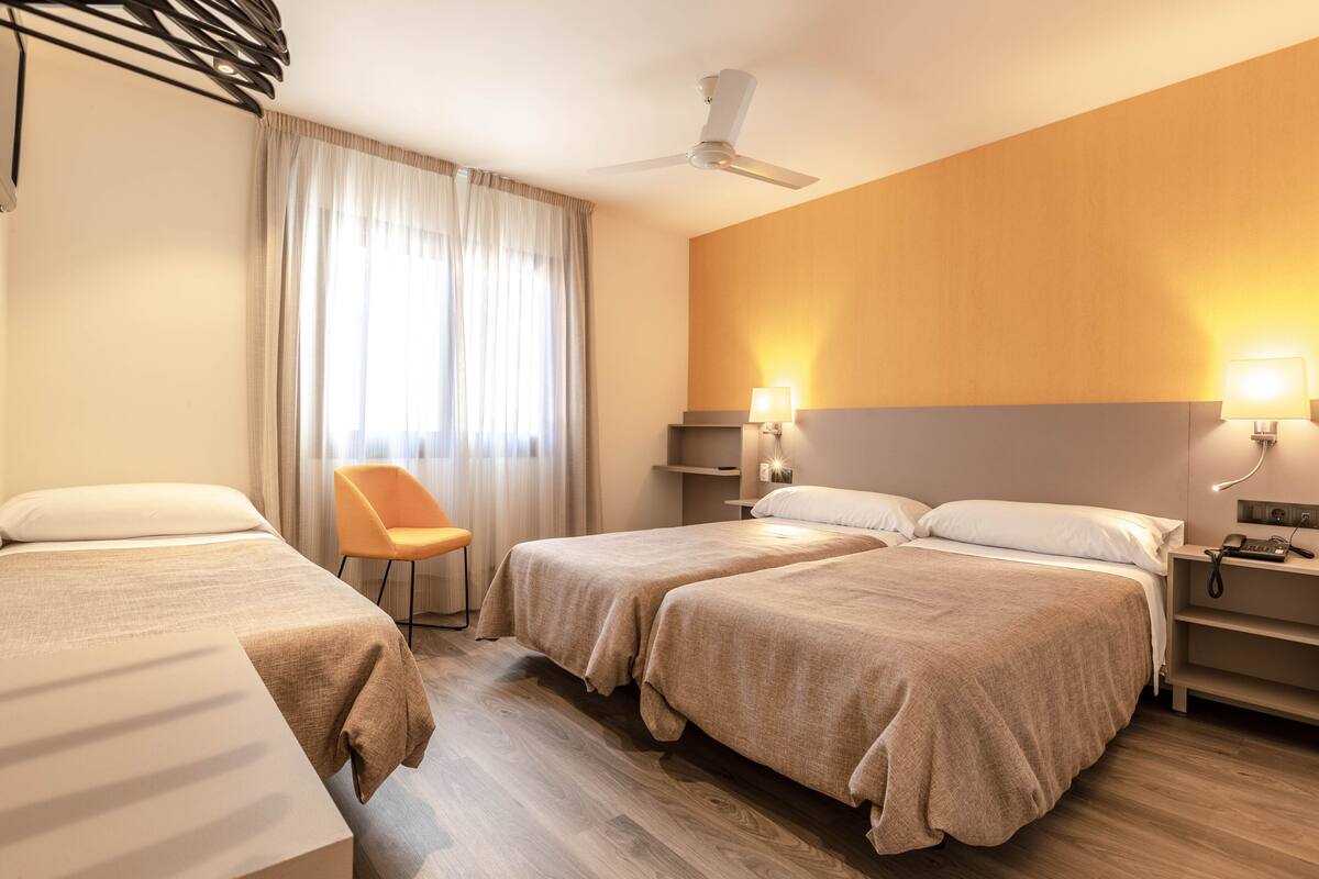 Dreibettzimmer | Zimmersafe, Schreibtisch, Verdunkelungsvorhänge, schallisolierte Zimmer