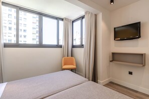 Caja fuerte, escritorio, cortinas opacas y sistema de insonorización