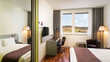 Hypo-allergenic bedding, in-room safe, desk, blackout curtains