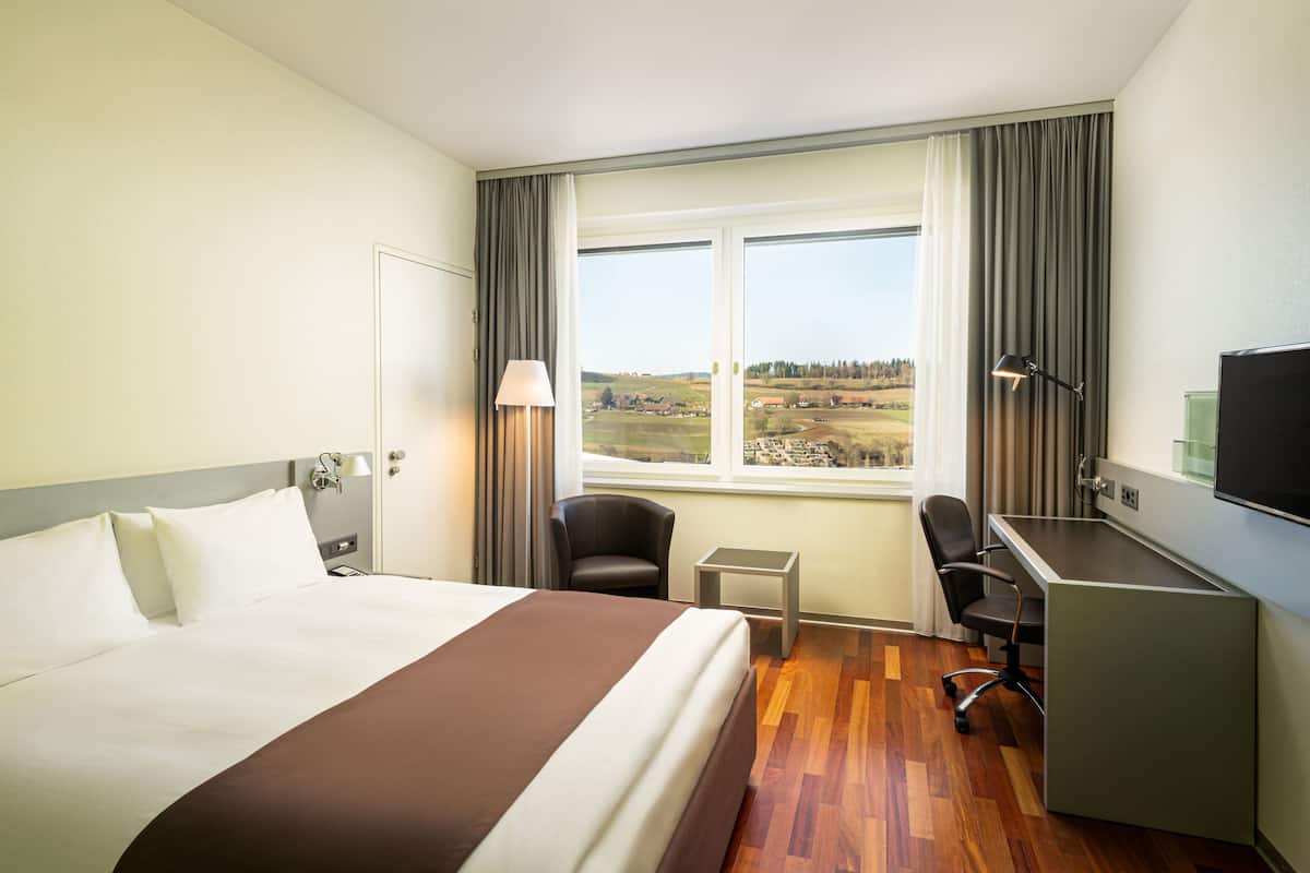 1 bedroom, hypo-allergenic bedding, in-room safe, desk