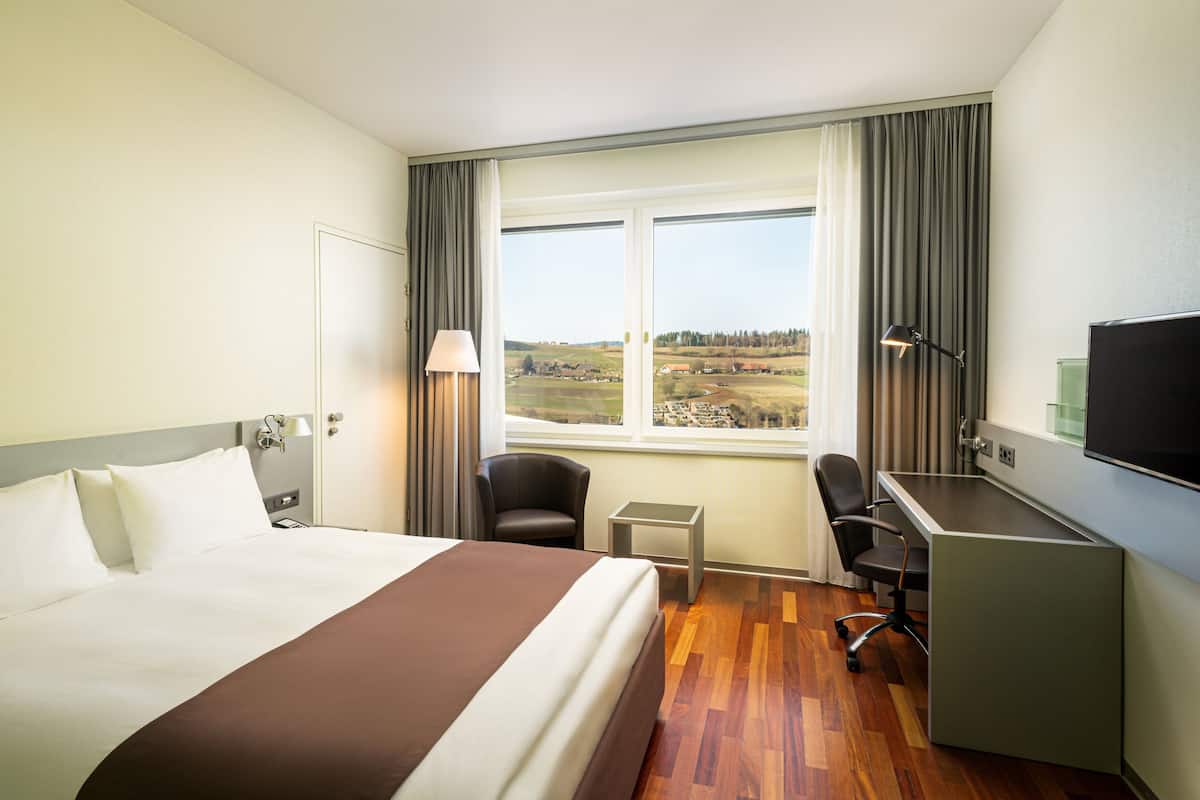 Hypo-allergenic bedding, in-room safe, desk, blackout curtains