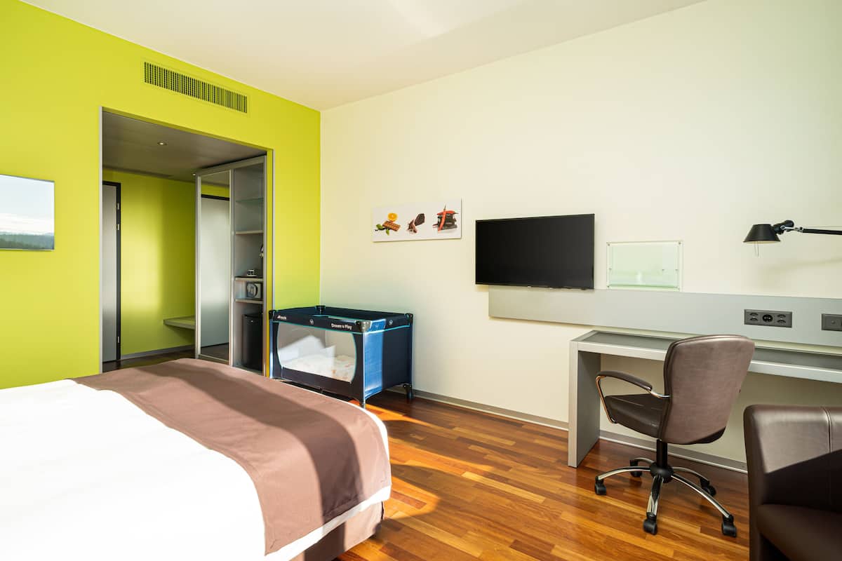 Ropa de cama hipoalergénica y caja de seguridad en la habitación