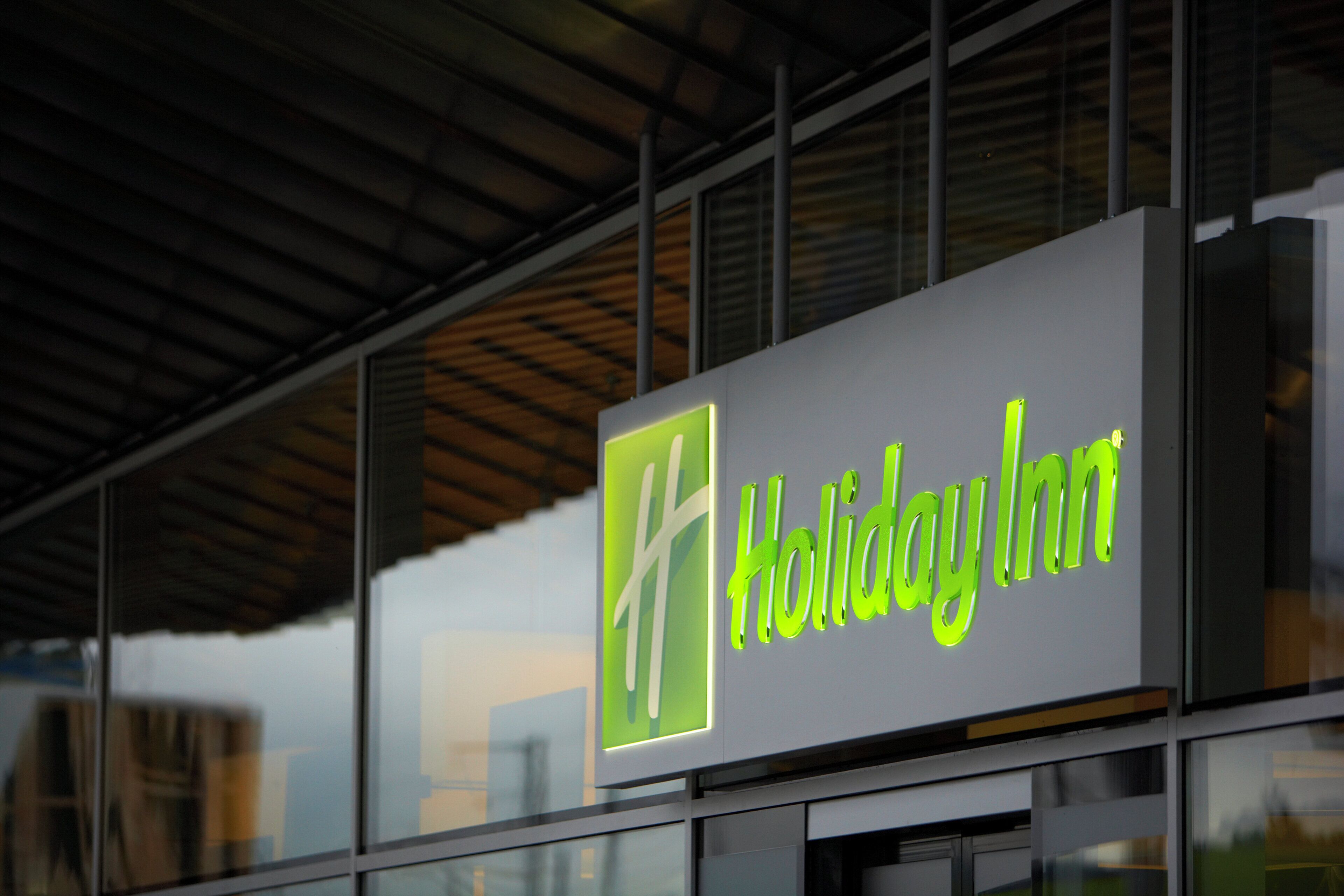 Une enseigne Holiday Inn sur un bâtiment au design moderne.