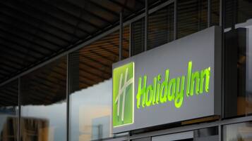Une enseigne Holiday Inn sur un bâtiment au design moderne.