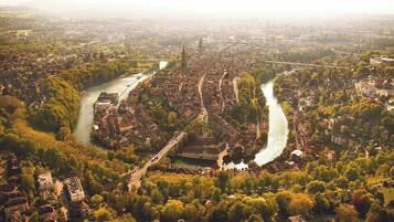 Ein Luftbild einer Stadt mit einem Fluss, Brücken und dichter Bebauung.