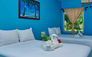 1 habitación, tabla de planchar con plancha y ropa de cama