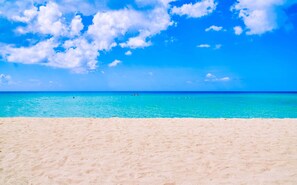 Plage privée, sable blanc, plongée avec masque et tuba, ski nautique