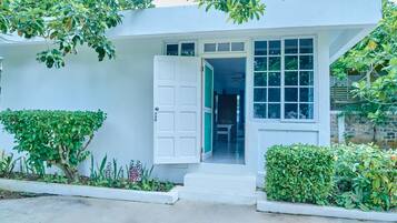 Deluxe Room Partial Sea View with Shared Kitchen | Ngoại thất