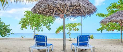 Privatstrand, weißer Sandstrand, Schnorcheln, Wasserski