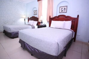 Ropa de cama de alta calidad y caja de seguridad en la habitación 