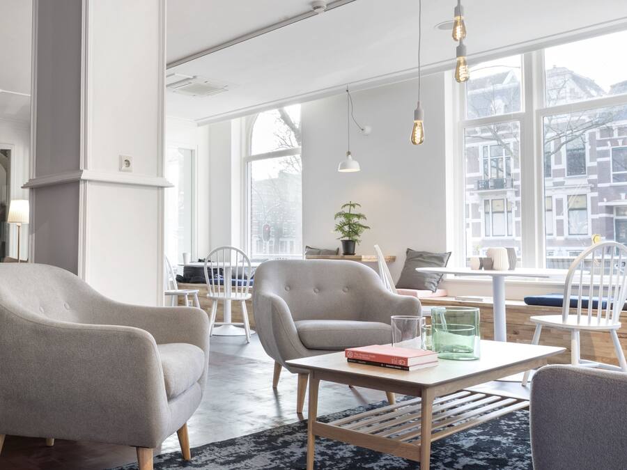 Área de estar no saguão