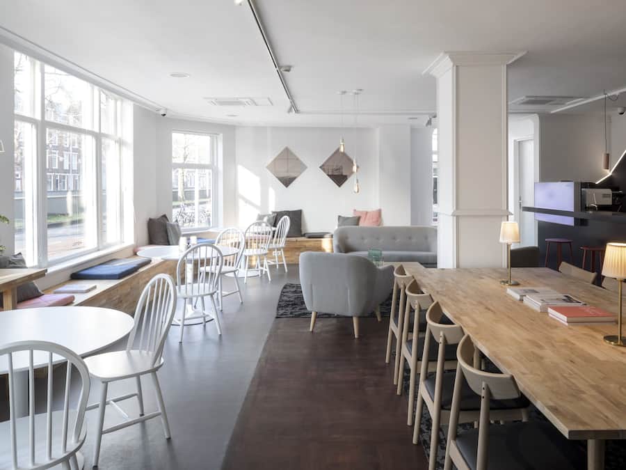 Área de estar no saguão